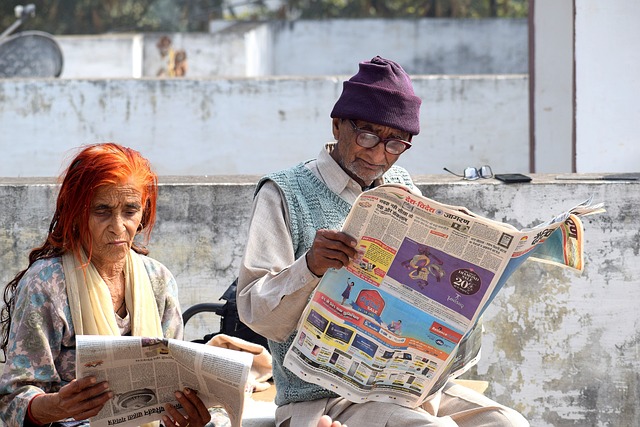 old-people-reading-newspaper